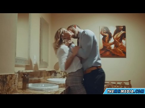 ❤️ Cum busty flava seducit in latrinae publicae Anal video apud nos